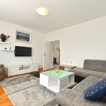 Apartment Davor 2330 *